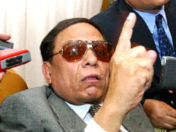 Will Adel Imam Mediate to Release Daughter’s MB Leader father-in-law